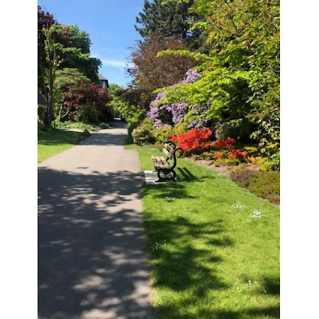 Perfectly Located 4 Storey Townhouse With 2 Parking Spaces In Central Harrogate Exterior photo