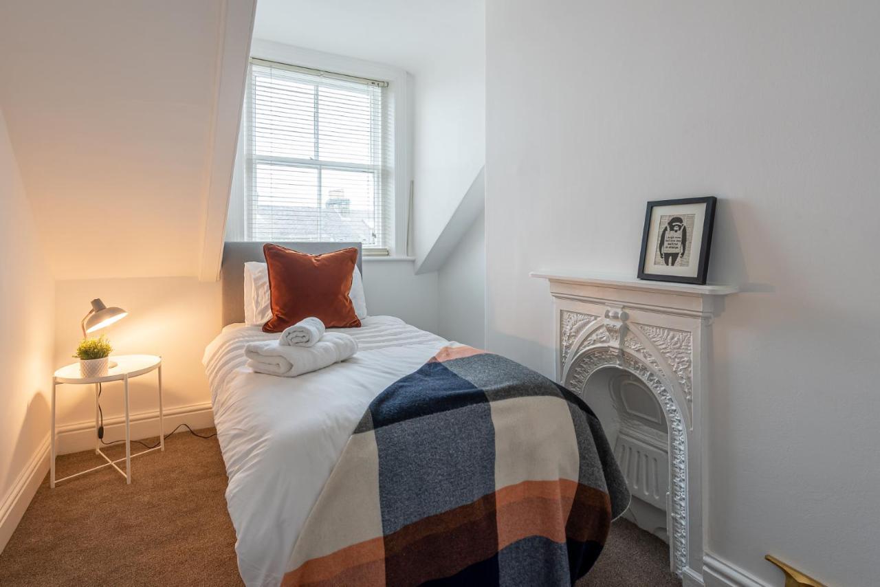 Perfectly Located 4 Storey Townhouse With 2 Parking Spaces In Central Harrogate Exterior photo
