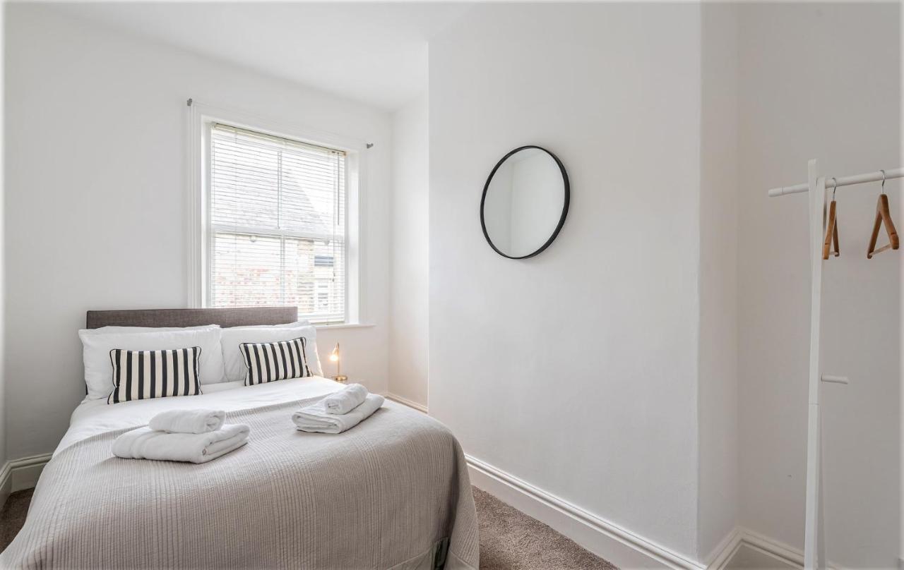 Perfectly Located 4 Storey Townhouse With 2 Parking Spaces In Central Harrogate Exterior photo