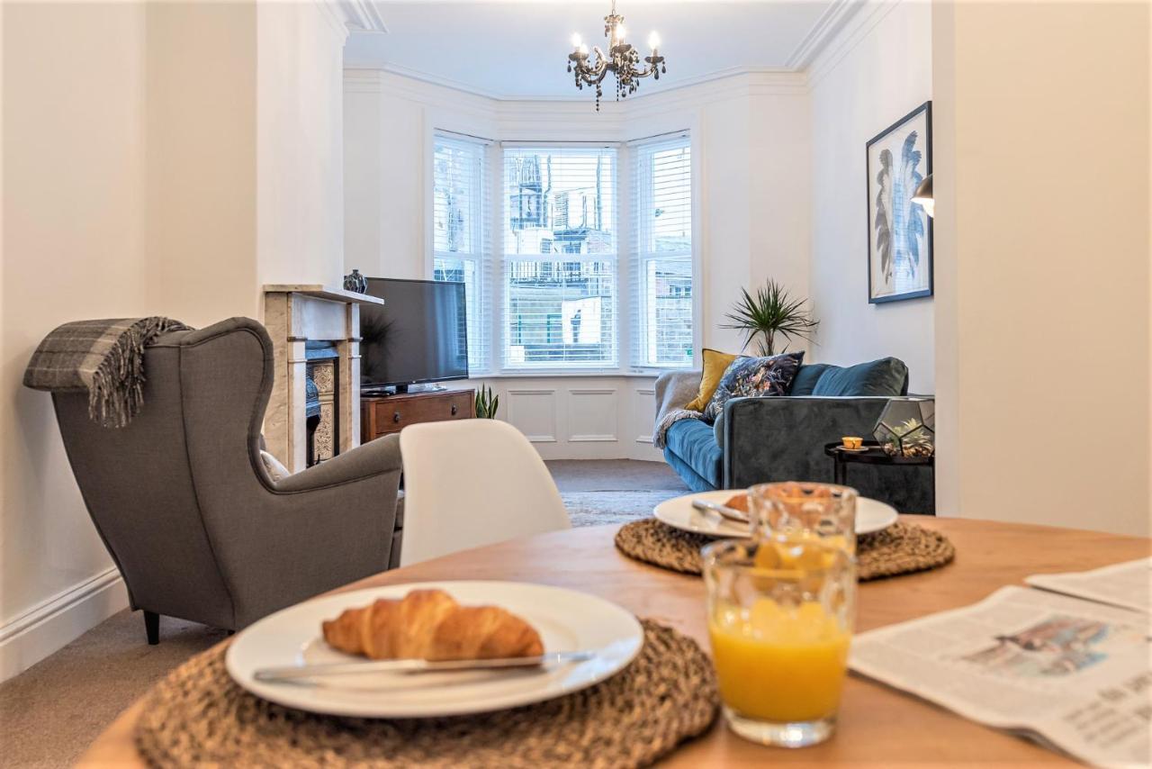 Perfectly Located 4 Storey Townhouse With 2 Parking Spaces In Central Harrogate Exterior photo
