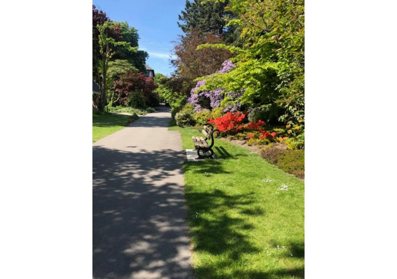 Perfectly Located 4 Storey Townhouse With 2 Parking Spaces In Central Harrogate Exterior photo