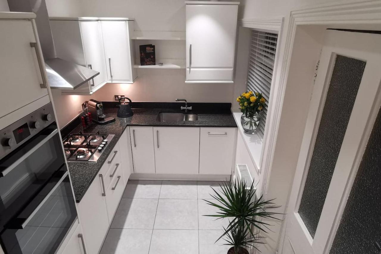 Perfectly Located 4 Storey Townhouse With 2 Parking Spaces In Central Harrogate Exterior photo