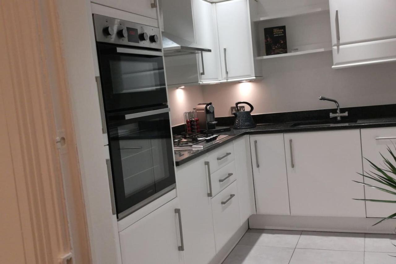 Perfectly Located 4 Storey Townhouse With 2 Parking Spaces In Central Harrogate Exterior photo